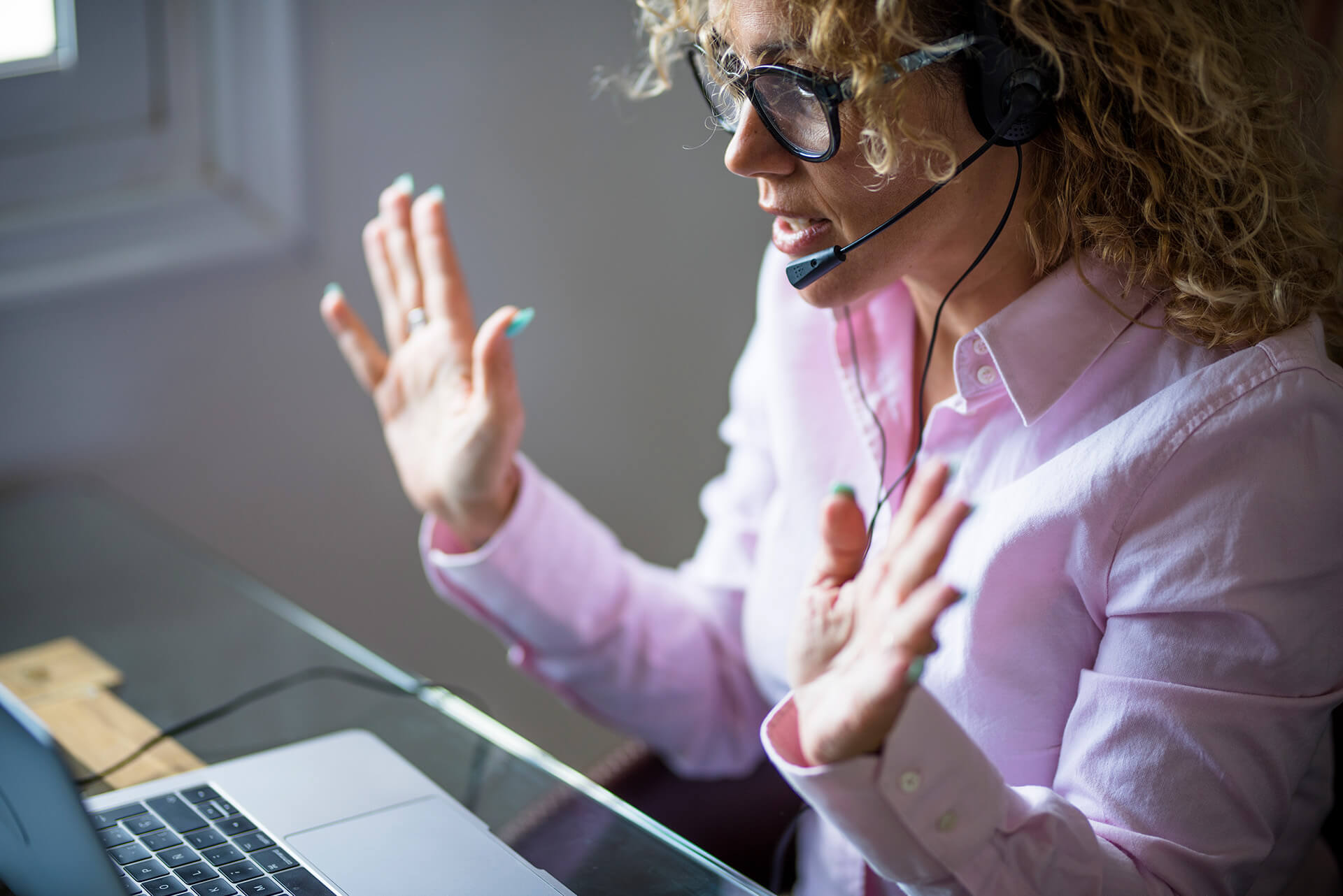 adult woman busy in online modern work activity at 2021 12 09 11 10 57 utc